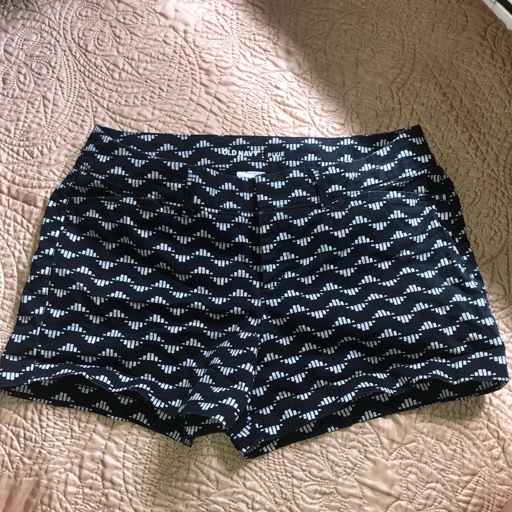 Black and white Old Navy pixie shorts